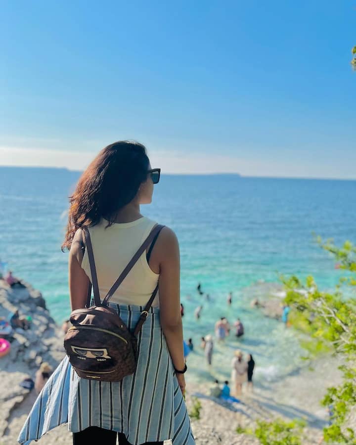 సినిమాలు హిట్-ఫ్లాప్ తో సంబంధం లేకుండా రీతూ వర్మ అందం, అభినయానికి మంచి మార్కులే పడ్డాయి. తెలుగుతో పాటూ తమిళంలోనూ హిట్స్ అందుకుంది బ్యూటీ.