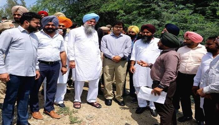 Speaker Kultar Singh Sandhwan and Deputy Commissioner reviewed the ongoing work of drain cleaning in Faridkot Faridkot News : ਸਪੀਕਰ ਸੰਧਵਾਂ ਤੇ ਡਿਪਟੀ ਕਮਿਸ਼ਨਰ ਨੇ ਡ੍ਰੇਨ ਦੀ ਸਫਾਈ ਦੇ ਚੱਲ ਰਹੇ ਕੰਮ ਦਾ ਲਿਆ ਜਾਇਜ਼ਾ