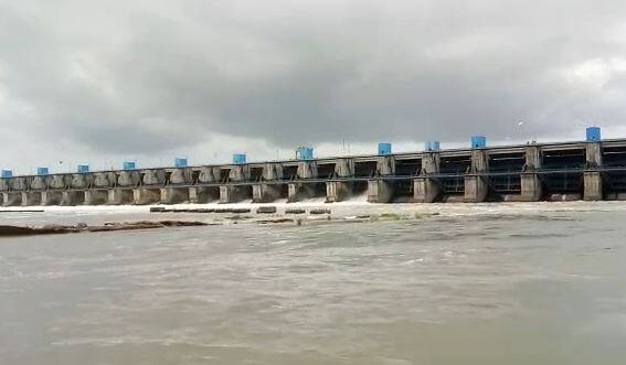गेल्या 48 तासापासून गोसीखुर्द धरणाच्या पाणलोट क्षेत्रात पावसानं जोरदार हजेरी लावली आहे. त्यामुळं गोसीखुर्द धरणाचे 25 गेट उघडले आहेत. धरणातून 97232 क्यूसेक्स पाण्याचा विसर्ग सुरु आहे.