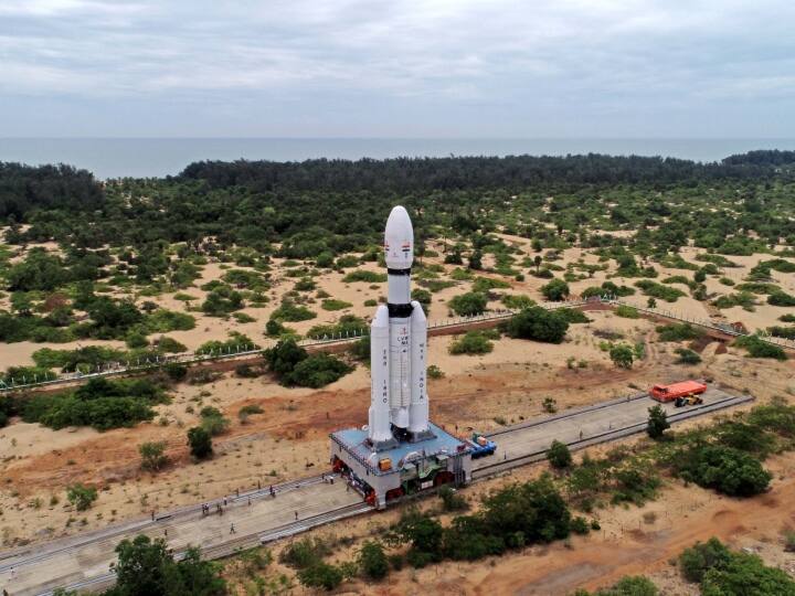 चंद्रयान-3 को इसरो का 'बाहुबली' रॉकेट LVM-3 14 जुलाई को आसमान में लेकर जायेगा. इसी के साथ यह 140 करोड़ भारतीयों की उम्मीदों को भी चांद पर लेकर जायेगा.