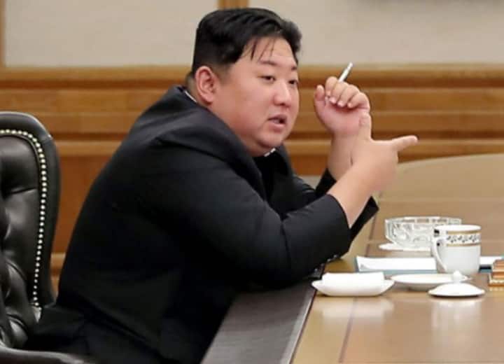 North Korea Kim Jong Un is a huge drinker who loves to drink Black Label Scotch Whiskey and Hennessy Brandy Kim Jong Un: कितने अरब की शराब पी जाते हैं किम जोन उंग, हुआ खुलासा