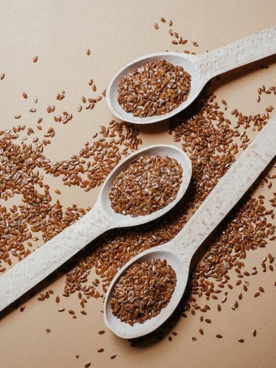 रोज खाली पेट पिएं अलसी का पानी, मिलेंगे ये फायदे