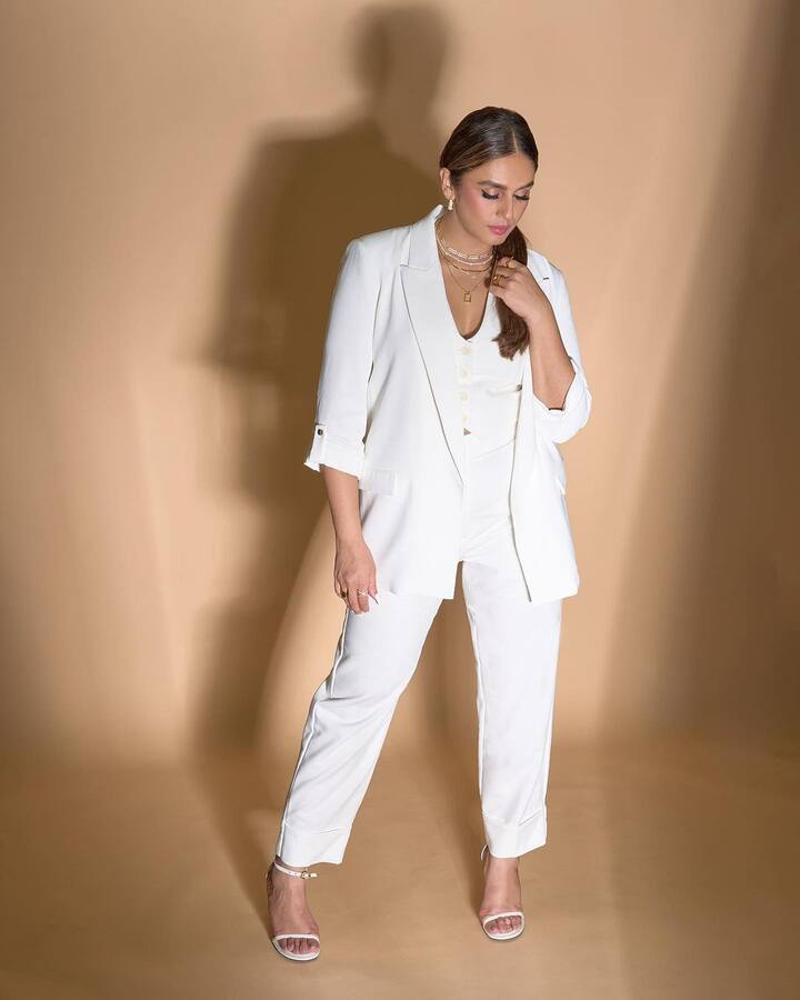 She wore a vest coat underneath her white blazer and looked charismatic.
