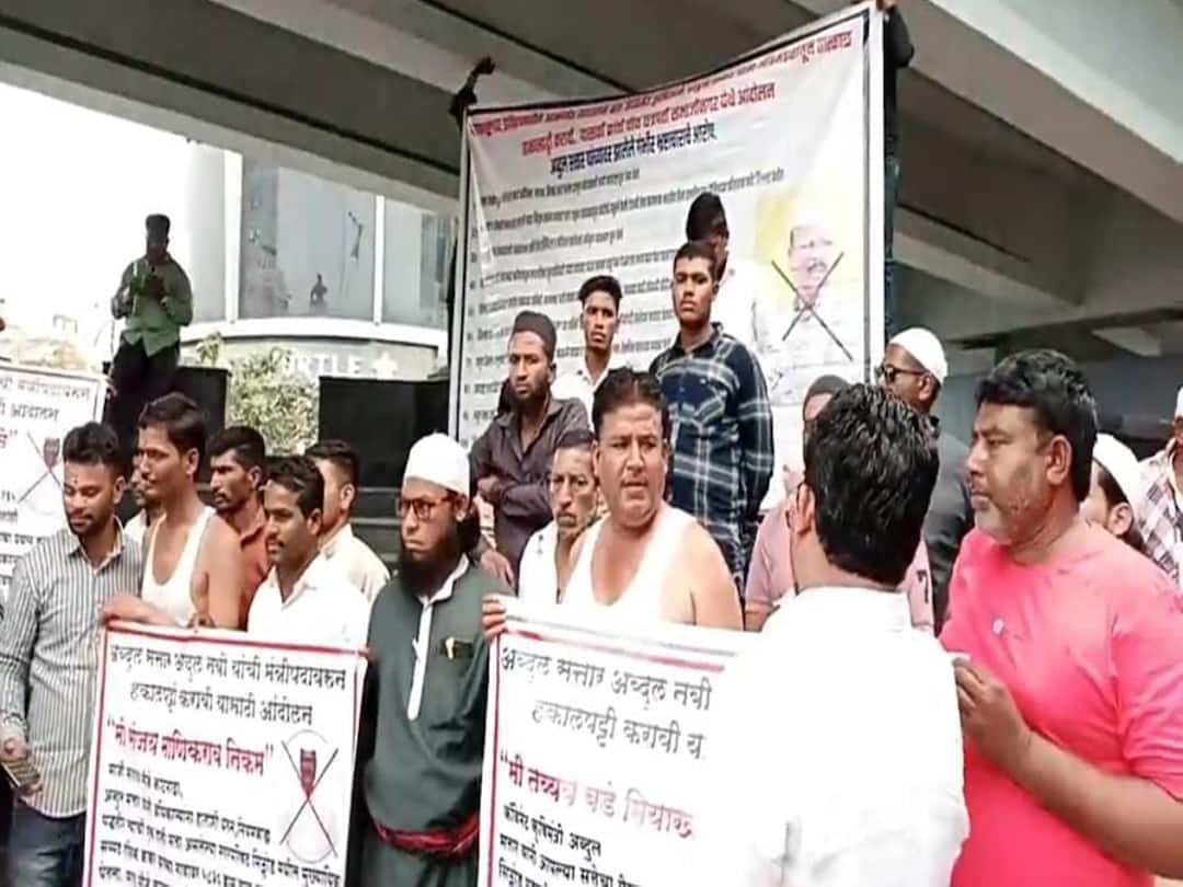 कृषीमंत्री अब्दुल सत्तारांच्या राजीनाम्याच्या मागणीसाठी भाजप कार्यकर्ते रस्त्यावर; जोरदार घोषणाबाजीही केली Agriculture Minister Abdul Sattar should resign BJP Protest in Aurangabad कृषीमंत्री अब्दुल सत्तारांच्या राजीनाम्याच्या मागणीसाठी भाजप कार्यकर्ते रस्त्यावर; जोरदार घोषणाबाजीही केली