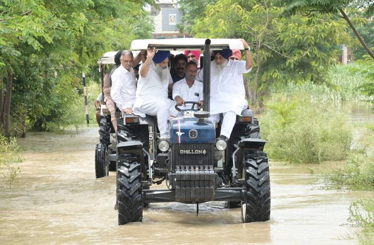 Sukhbir Badal visits rain and flood hit areas in four constituencies, rides tractor ਟਰੈਕਟਰ 'ਤੇ ਸਵਾਰ ਹੋ ਕੇ ਹੜ੍ਹ ਪੀੜਤਾਂ ਨੂੰ ਮਿਲਣ ਪਹੁੰਚੇ ਸੁਖਬੀਰ ਬਾਦਲ, ਸਰਕਾਰ ਅੱਗੇ ਰੱਖੀ ਇਹ ਮੰਗ