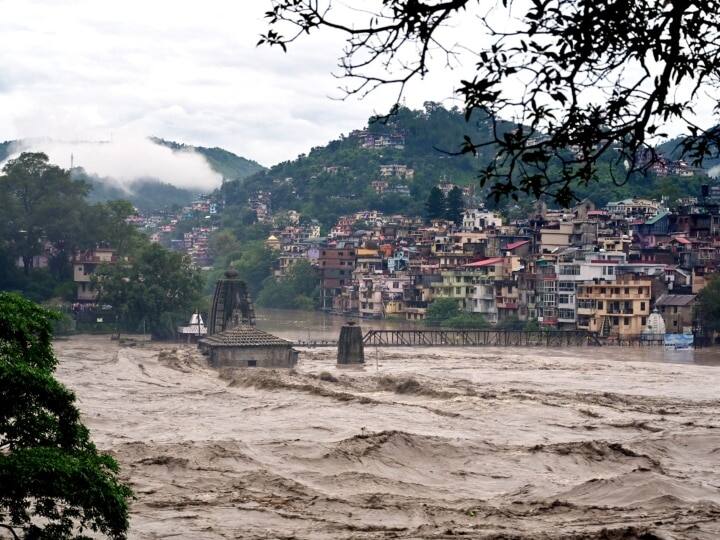 દિલ્હીમાં પણ ચોમાસાએ 41 વર્ષનો રેકોર્ડ તોડી નાખ્યો છે. દિલ્હી NCRમાં આવતીકાલ સુધી તમામ શાળાઓ બંધ કરી દેવામાં આવી છે.