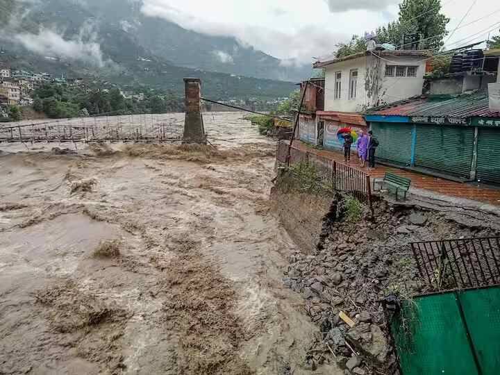 Monsoon Rain: દેશભરમાં મુશળધાર વરસાદ પડી રહ્યો છે. વરસાદને કારણે થયેલી તબાહીની તસવીરો હૃદયને હચમચાવી દે તેવી છે. હવામાન વિભાગે મોટાભાગના રાજ્યોમાં 15 જુલાઈ સુધી એલર્ટ જાહેર કર્યું છે.