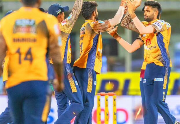 முதலில் களமிறங்கிய தொடக்க ஆட்டக்காரர்கள் நல்ல தொடக்கத்தையே கொடுத்தனர். விமல் குமார் 36 ரன்கள் எடுத்திருந்த போது அவுட்டானார்