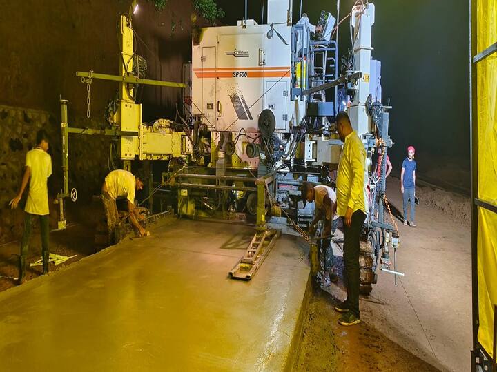 सोमवारी मध्यरात्रीपासून बोगद्यातील काँक्रिटीकरणाचे काम सुरू आहे.