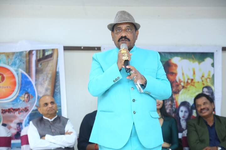 'తారకాసుర' సినిమా విలేకరుల సమావేశంలో మాట్లాడుతున్న నిర్మాత తుమ్మలపల్లి రామసత్యనారాయణ