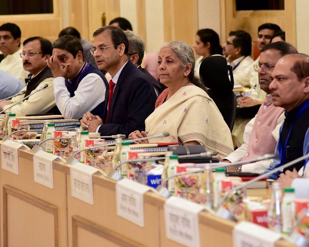 GST Council has agreed to levy 28 percent GST on online gaming horse Racing and casino GST Council Meeting: ऑनलाइन गेमिंग, हॉर्स रेसिंग, कैसिनो पर अब 28% जीएसटी, मूवी हॉल में खाना-पीना हुआ सस्ता
