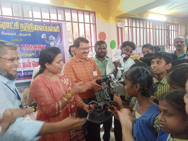 Robotic training class started in Trichy Corporation Middle School TNN திருச்சி மாநகராட்சி நடுநிலைபள்ளியில் ரோபோடிக் பயிற்சி வகுப்பு தொடக்கம் - மாணவர்கள் உற்சாகம்