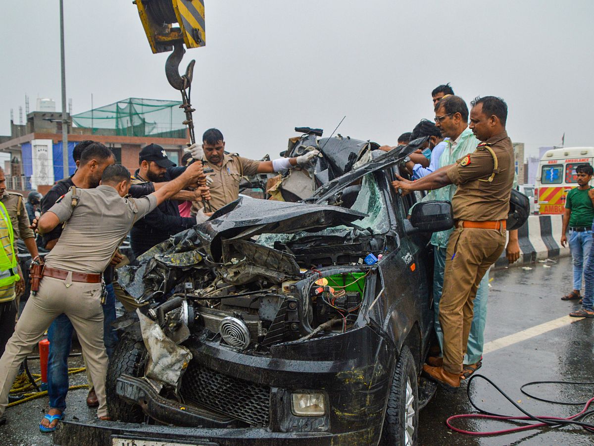 6 Dead In Bus Car Collision On Delhi Meerut Expressway In Ghaziabad