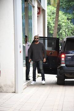Ranbir Kapoor Gets Clicked By Paps At Andheri