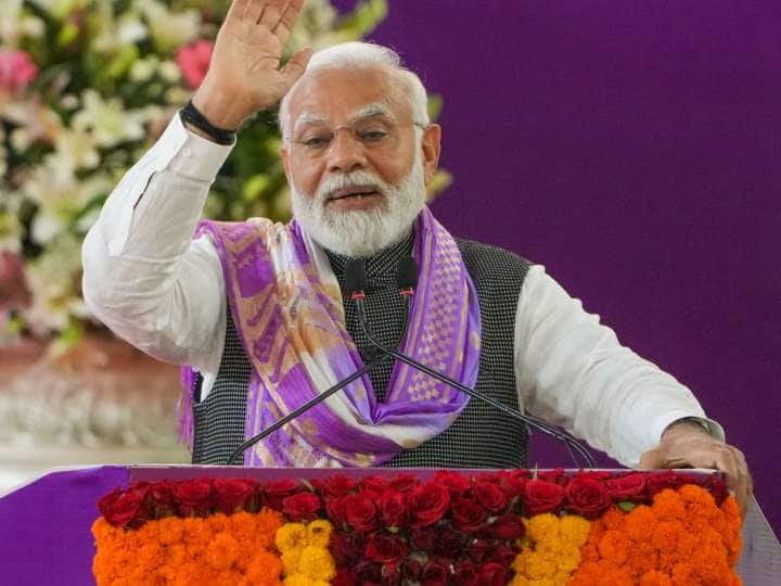 Prime Minister Narendra Modi Addressed the Rashtriya Rozgar Mela also distrubuted appointment letters to newly recruits detail marathi news PM Narendra Modi : पंतप्रधान मोदींनी तरुणांना दिली भेट, 51 हजार नियुक्ती पत्रांचे वाटप;'नोकरी मिळवणे आता सोपे : पंतप्रधान मोदी