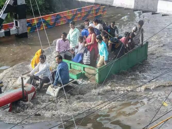 ભારતીય હવામાન વિભાગના જણાવ્યા અનુસાર, 11 અને 12 જુલાઈએ ઘણા રાજ્યોમાં વરસાદની સંભાવના છે. આ માટે ઓરેન્જ અને યલો એલર્ટ જારી કરવામાં આવ્યું છે. (આ તસવીર મથુરાની છે, અહીં ભારે વરસાદ પછી પાણી ભરાયેલા રસ્તા પરથી પસાર થવા માટે સ્થાનિક લોકો ટ્રેક્ટર ટ્રોલીનો ઉપયોગ કરી રહ્યાં છે.)