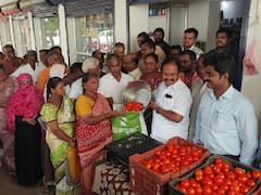 Tomato price: சேலம் மாநகரில் 15 நியாய விலை கடைகளில் தக்காளி விற்பனை தொடக்கம்