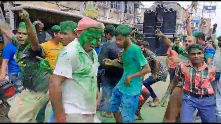 বক্স বাজিয়ে রাজারহাটে জয়ের আনন্দে মাতেন তৃণমূলের কর্মী সমর্থকরা।