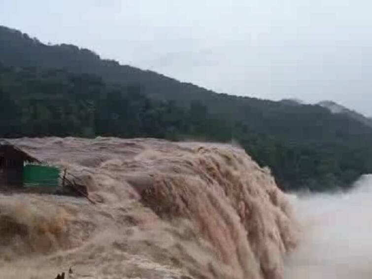 Kerala Athirappalli waterfall is closed for tourists due to flooding TNN Kerala: அதிரப்பள்ளி நீர்வீழ்ச்சியில் வெள்ளப்பெருக்கு ; சுற்றுலா பயணிகள் செல்ல தடை