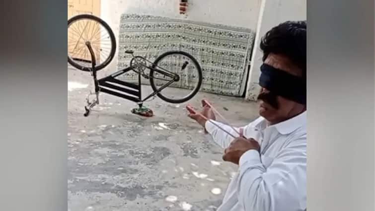 blindfolded man hit the target like arjun of mahabharat video goes viral Viral Video: ਬਿਨਾਂ ਦੇਖੇ ਅਰਜੁਨ ਵਾਂਗ ਮਾਰਿਆ ਸਟੀਕ ਨਿਸ਼ਾਨਾ, ਲੋਕਾਂ ਨੇ ਕਿਹਾ- ਅਜਿਹਾ ਹੁਨਰ ਕਦੇ ਨਹੀਂ ਦੇਖਿਆ