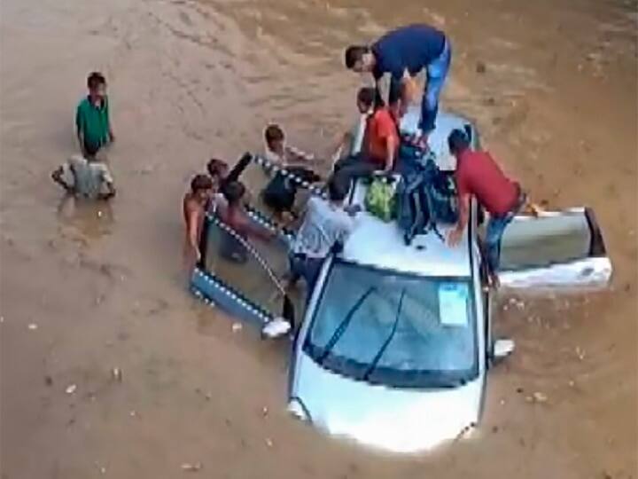 પંજાબમાં પણ વરસાદને કારણે રસ્તાઓ પર પાણી ભરાઈ ગયા છે. રસ્તાઓ અને ગલીઓએ નદીનું સ્વરૂપ ધારણ કર્યું છે.