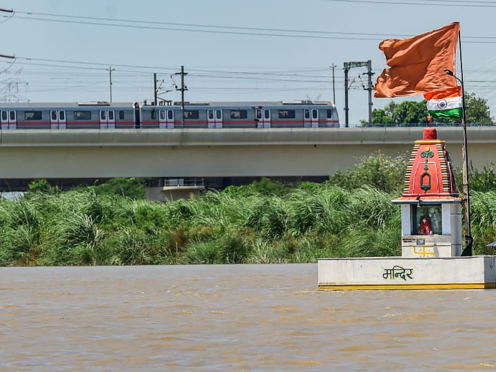 Rain in Delhi Due to rise in the water level of Yamuna river the situation of water logging people told the story of trouble ann Delhi Rains: यमुना नदी का जलस्तर बढ़ने से जलजमाव की स्थिति, लोगों ने सुनाई परेशानी की दास्तां