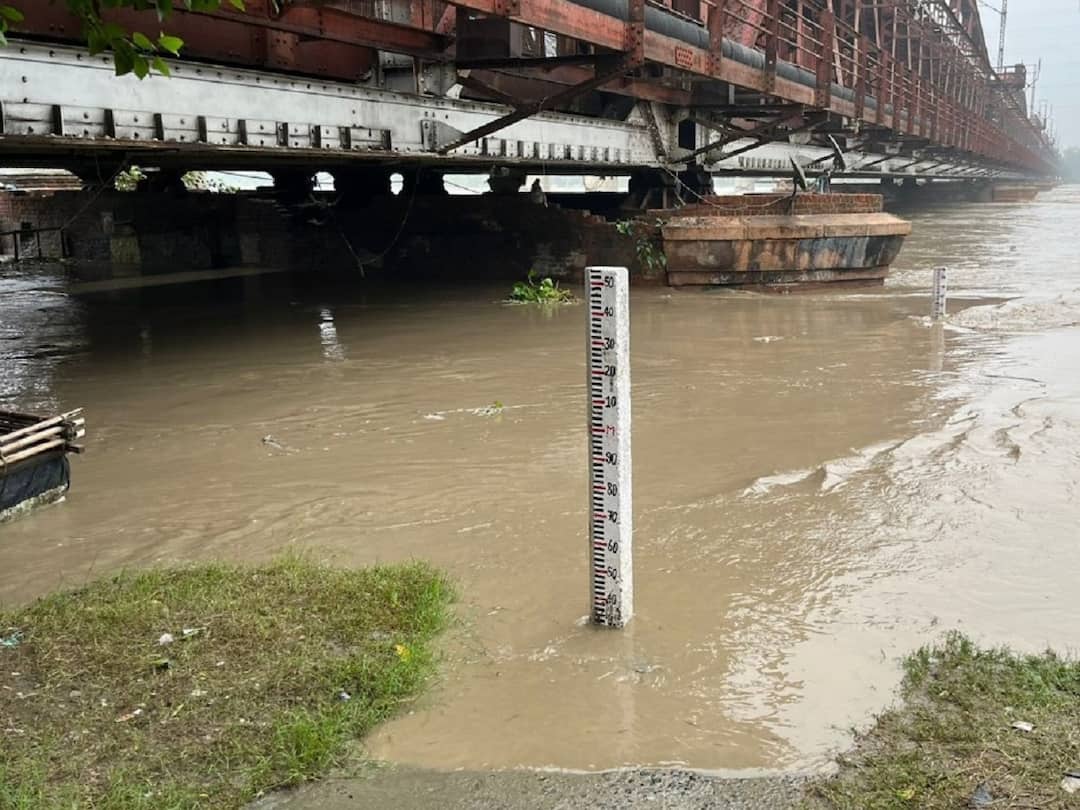 Delhi Floods Yamuna Swells Further in Delhi Evacuation  Delhi Floods: ప్రమాద స్థాయిని దాటి ప్రవహిస్తున్న యమునా నది - ఆందోళనలో దిల్లీ వాసులు