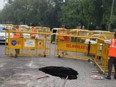 Monsoon Rain in Delhi: ਦਿੱਲੀ 'ਚ ਭਾਰੀ ਮੀਂਹ ਤੋਂ ਬਾਅਦ ਧਸਣ ਲੱਗੀਆਂ ਸੜਕਾਂ, ਯਾਤਰੀਆਂ ਲਈ ਜਾਰੀ ਕੀਤੀ ਗਈ ਐਡਵਾਈਜ਼ਰੀ