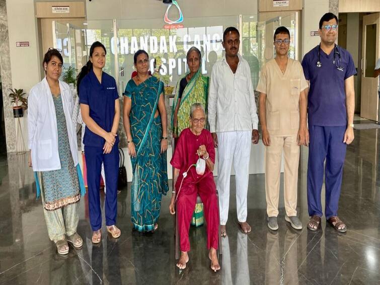 maharashtra news nashik news 102 year old grandmother overcomes breast cancer first surgery in Jalgaon Jalgaon News : जगण्याची जिद्द अन् ऊर्जा, 102 वर्षीय आजीबाईंनी कॅन्सरला नमवलं, जळगावमध्ये ब्रेस्ट कॅन्सरची पहिली शस्रक्रिया