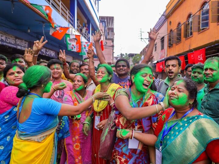 शाम 7.30 बजे तक चुनाव आयोग के आंकड़ों के अनुसार, टीएमसी ने 118 पंचायत समिति सीटें जीतीं, जबकि 782 सीटों पर आगे चल रही है. बीजेपी 79 सीटों पर आगे चल रही है. सीपीआई (एम) ने एक सीट जीती है. कांग्रेस 8 सीटों पर आगे चल रही है.  और 27 अन्य सीटों पर आगे चल रही है.
