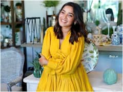 ఎల్లో డ్రెస్ లో నవ్వులు చిందిస్తోన్న బుట్టబొమ్మ హీరోయిన్!