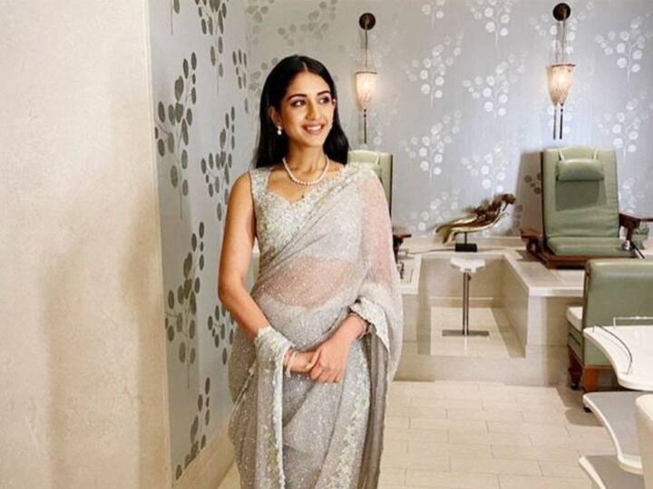 राधिका मर्चंट ही उद्योगपती वीरेन मर्चेंट (Viren Merchant) यांची एकुलती एक मुलगी आहे.