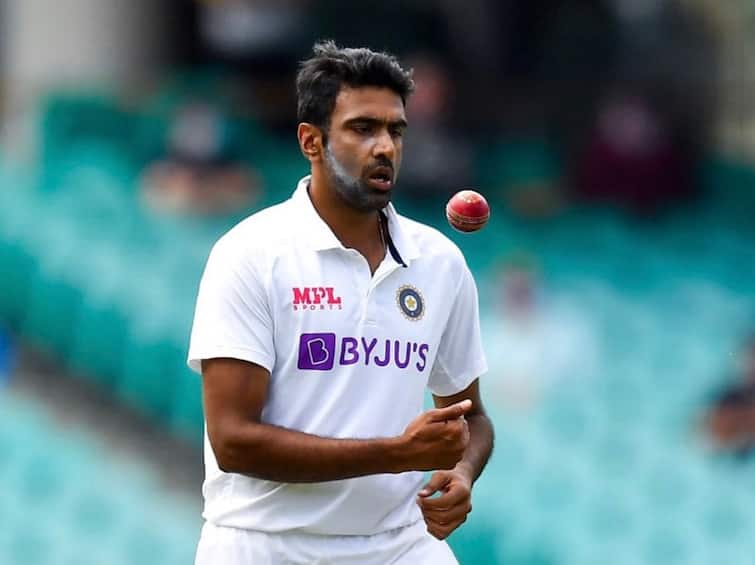 ind vs wi ravi ashwin first indian bowler to take wicket of father and son in test tagenarine chanderpaul shivnarine chanderpaul IND vs WI : अश्विनच्या नावावर अनोखा विक्रम, 12 वर्षांत बाप अन् लेकालाही केले बाद