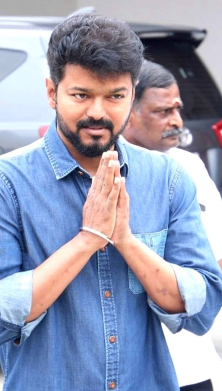 இப்படியான நிலையில், நேற்று லியோ படத்தின் ஷூட்டிங் முடிவடைந்த நிலையில், உடனடியாக மக்கள் இயக்கத்தின் மாவட்ட பொறுப்பாளர்களை விஜய் இன்று சந்திக்க உள்ளதாக அறிவிப்பு வெளியானது.
