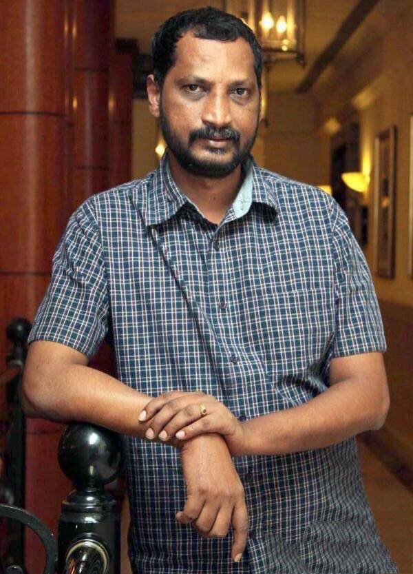 புத்தகங்கள் மீது ஆர்வம் கொண்ட இவர் நாளடைவில் கவிதைகளை எழுத தொடங்கினார்.