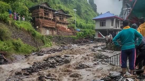 Himachal Flood Weather  update due to  Landslide Traveler trapped Himachal Floods Weather: ભારે વરસાદે હિમાચલમાં સર્જી તબાહી,  રાજ્યમાં 873 રોડ બ્લોક, 2500 પ્રવાસીનું રેસ્ક્યુ