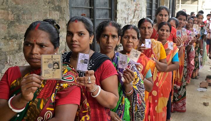 जिला परिषद में माकपा ने चार सीट पर, कांग्रेस ने दो सीट पर और बीजेपी ने 13 सीट पर बढ़त बनाई हुई है.