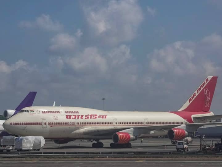 Emergency declared at Delhi Indira Gandhi International Airport over suspected AC fire on Air India flight detail marathi news  Air India Flight : एअर इंडियाच्या विमानात आग, 175 प्रवासी होते उपस्थित; दिल्लीच्या इंदिरा गांधी विमानतळावर आपत्कालीन परिस्थिती घोषित