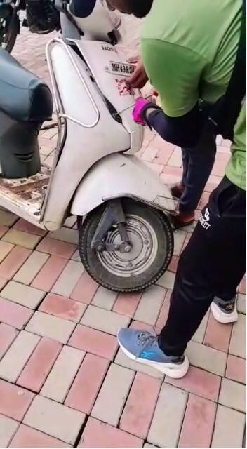 सर्पमित्रांनी घटनास्थळी येऊन हेडलाईट मधून साप बाहेर काढला.