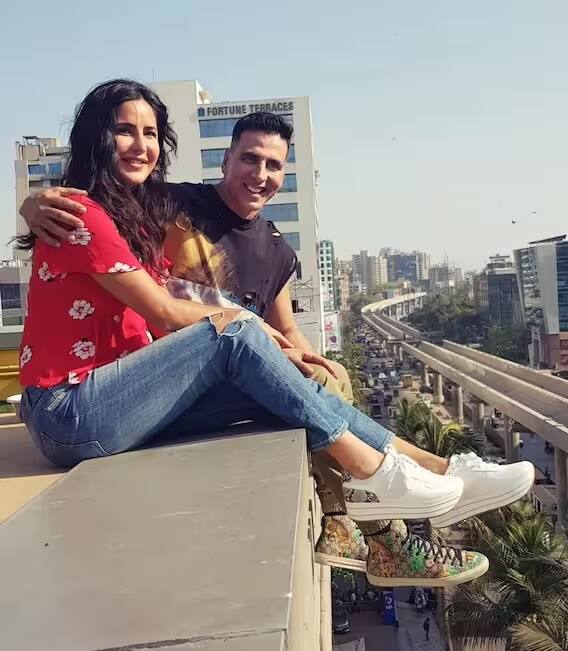 કેટરીનાએ કહ્યું કે, “મને હજુ પણ યાદ છે જ્યારે હું અક્ષયને થપ્પડ મારવાના દ્રશ્યમાં અચકાતી હતી. કારણ કે તે ખૂબ જ રિયલ લાગતું હતું. એ સમયે મને અક્ષય સાથેની પહેલી ફિલ્મ 'વેલકમ'નું શૂટિંગ યાદ આવ્યું. જો કે, કોઈક રીતે મેં સીન પૂરો કર્યો.