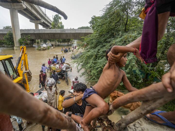 दिल्ली में यमुना का जलस्तर बढ़ने के बाद नदी किनारे बसे लोगों के घरों में पानी घुस गया है. राहत बचाव के मद्देनजर सीएम ने आपात बैठक करते हुए उन लोगों को दूसरे इलाकों में शिफ्ट करने की अपील की है.