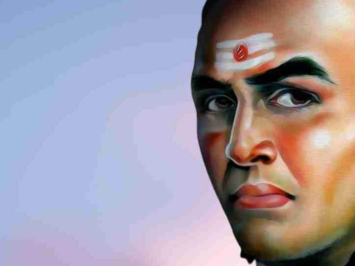 सत्ता पर आसीन और शक्तिशाली व्यक्ति पर कभी भरोसा न करें. ऐसे लोगों न दोस्ती अच्छी न दुश्मनी, क्योंकि ये अपने फायदे के लिए आपको भी फंसा सकते हैं. ऐसे में आपका करियर और रिश्ते दोनों खराब हो जाते हैं.