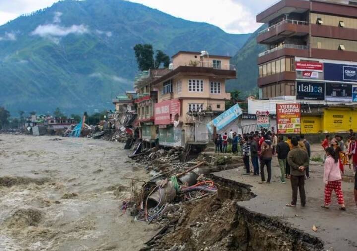 सध्या उत्तर भारतात पावसानं (Rain) हाहाकार केला आहे. मुसळधार पावसामुळं अनेक ठिकाणी पूरस्थिती निर्माण झाली आहे.