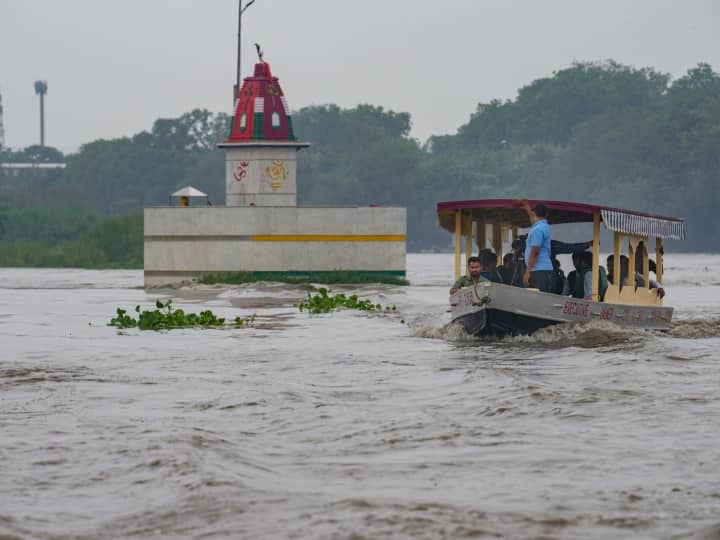 Delhi Flood Alert Yamuna River Water Level Break 45 Year Record Monsoon Rain Delhi Flood: दिल्ली में यमुना के जल स्तर ने तोड़ा 45 साल पुराना रिकॉर्ड, निचले इलाकों में बाढ़ का खतरा