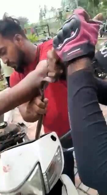 महिलेच्या स्कूटरच्या हेडलाईटमधून साप निघाल्याची थरारक घटना नागपुरात घडली आहे.