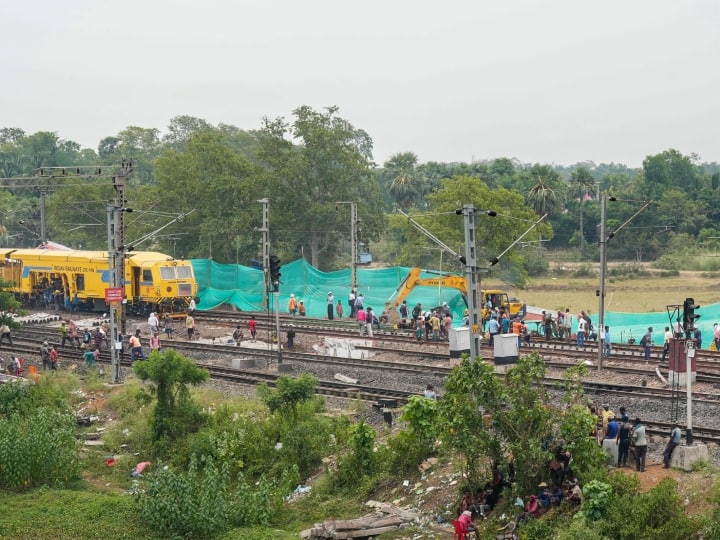balasore train Accident railway suspended many employees three Arrested by CBI बालासोर ट्रेन हादसा: सीबीआई की जांच के बाद एक्शन में रेलवे, सस्पेंड किए अपने सात कर्मचारी