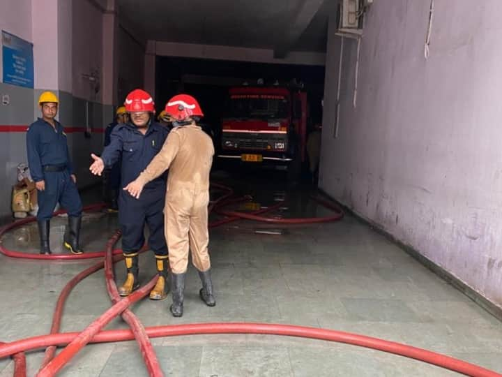 delhi fire news Fire broke out in an automobile showroom service centre in Mayapuri Phase 1 Delhi Fire News: मायापुरी फेज 1 में एक ऑटोमोबाइल शोरूम सर्विस सेंटर में लगी आग, दमकल की 20 गाड़ियां मौके पर मौजूद