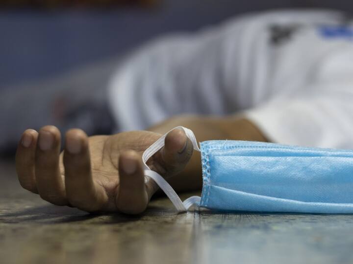 एक रिसर्च बताती है कि मृत्यु आने पर सभी सेंसेज काम करना बंद कर देते हैं तो इसके लगभग दो मिनट बाद तक भी कान में आवाज आती रहती है. ये आवाजें दिमाग तक पहुंचती हैं. हालांकि, मोटर स्किल खत्म होने की वजह से इंसान इन आवाजों का रिस्पॉन्स नहीं कर पाता है.