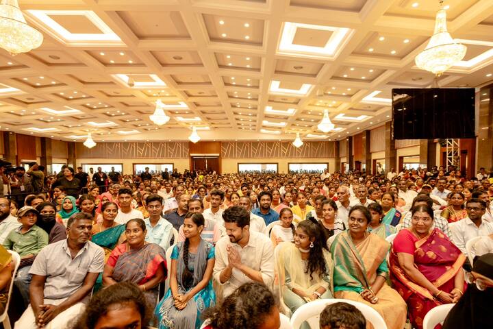 கடந்த ஜூன் மாதம் 17 ஆம் தேதி 10 மற்றும் 12 ஆம் வகுப்பில் தொகுதி வாரியாக அதிக மதிப்பெண்களுடன் முதல் 3 இடங்களை பிடித்த மாணவ, மாணவிகளுக்கு சான்றிதழ் மற்றும் ஊக்கத்தொகை வழங்கி பாராட்டினார்.