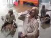 Viral Video: భారీ వరదల్లోనూ భలే ప్రయాణం - దుంగపై కూర్చొని దర్జాగా  వెళ్తున్న వ్యక్తి